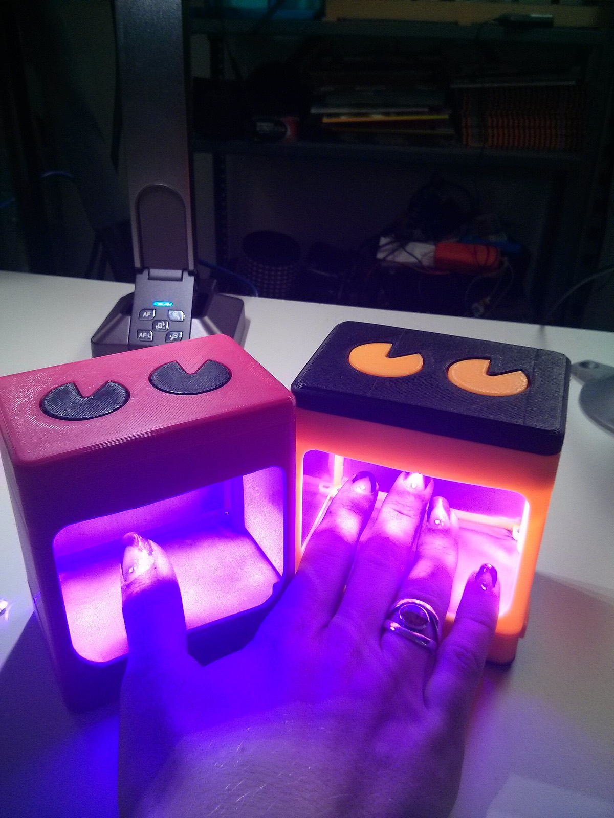 UV lámpás körömápolás, illusztráció